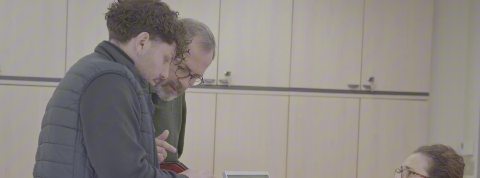 Tecnici e ufficio consultano un iPad